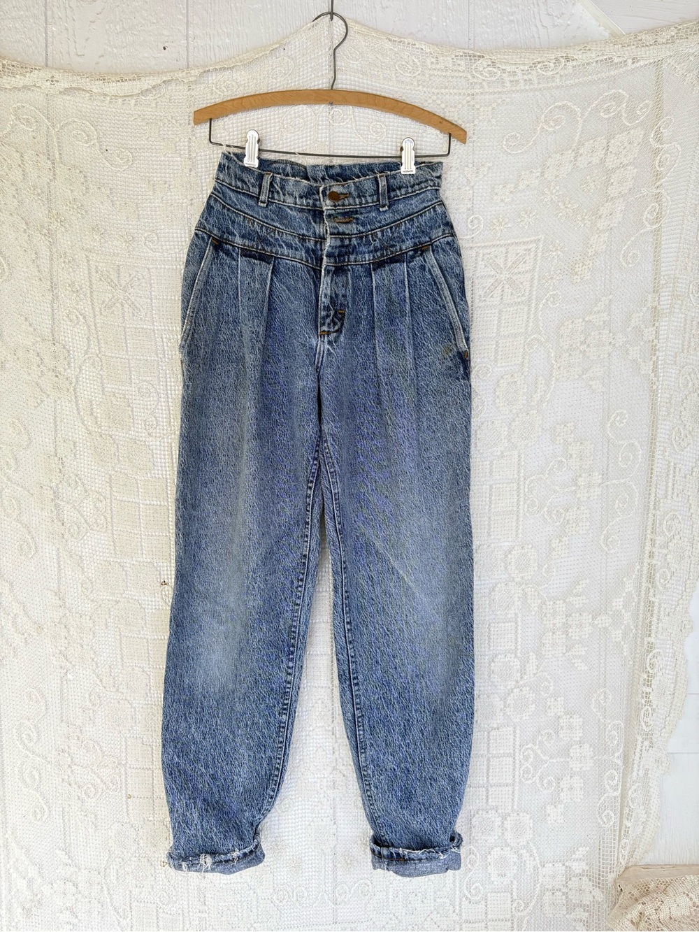 Vintage 80s Lee High-Rise Pleated Mom Jeans in Medium Blue Wash